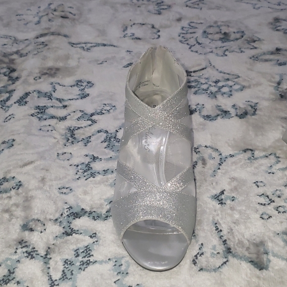 Heels - Picture 4 of 4